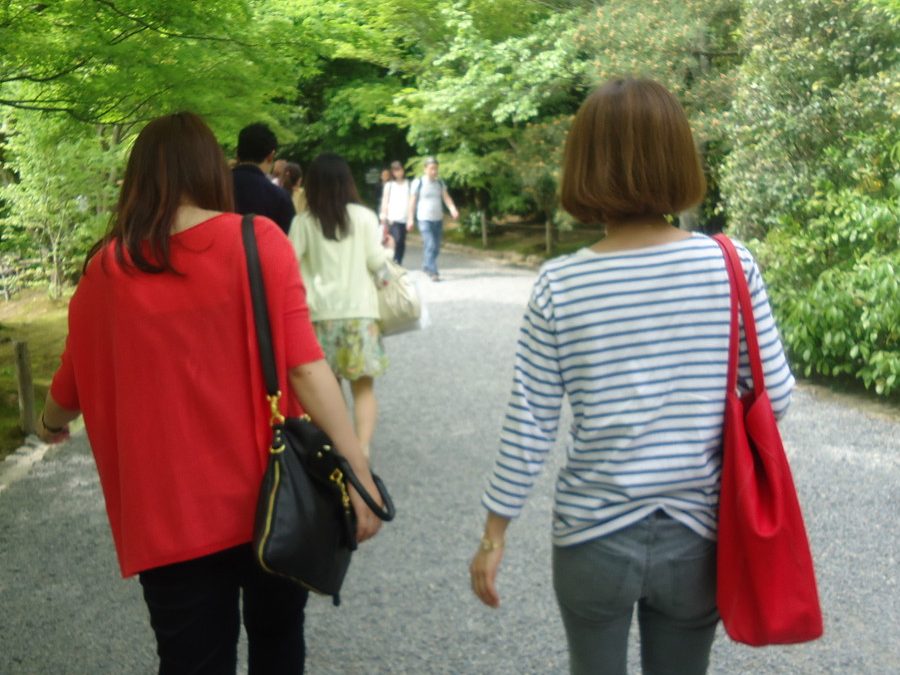 女性たちの後ろ姿