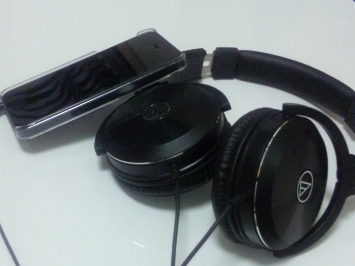 スマートフォンとヘッドフォン